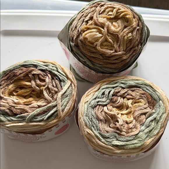 Ice Cream Deluxe Yarn
Size:2-5oz each,1-partially used
Color:Goose lake
3 pack - Picture 2 of 4